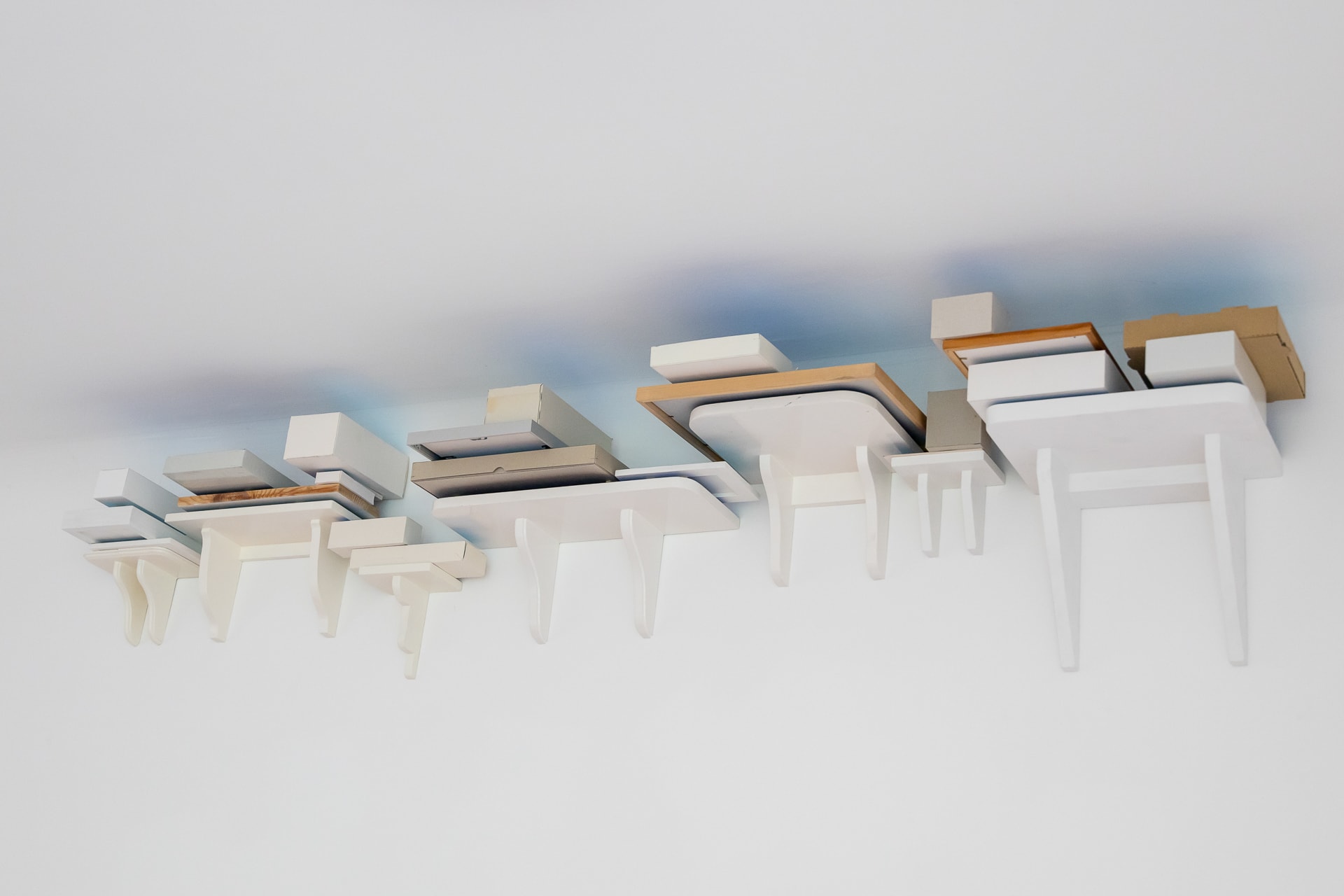 In the distance the shelves rode three shadows of blue, 2021, wood, frames, cardboard, color, multi-part, various dimensions, photo Dirk Wüstenhagen