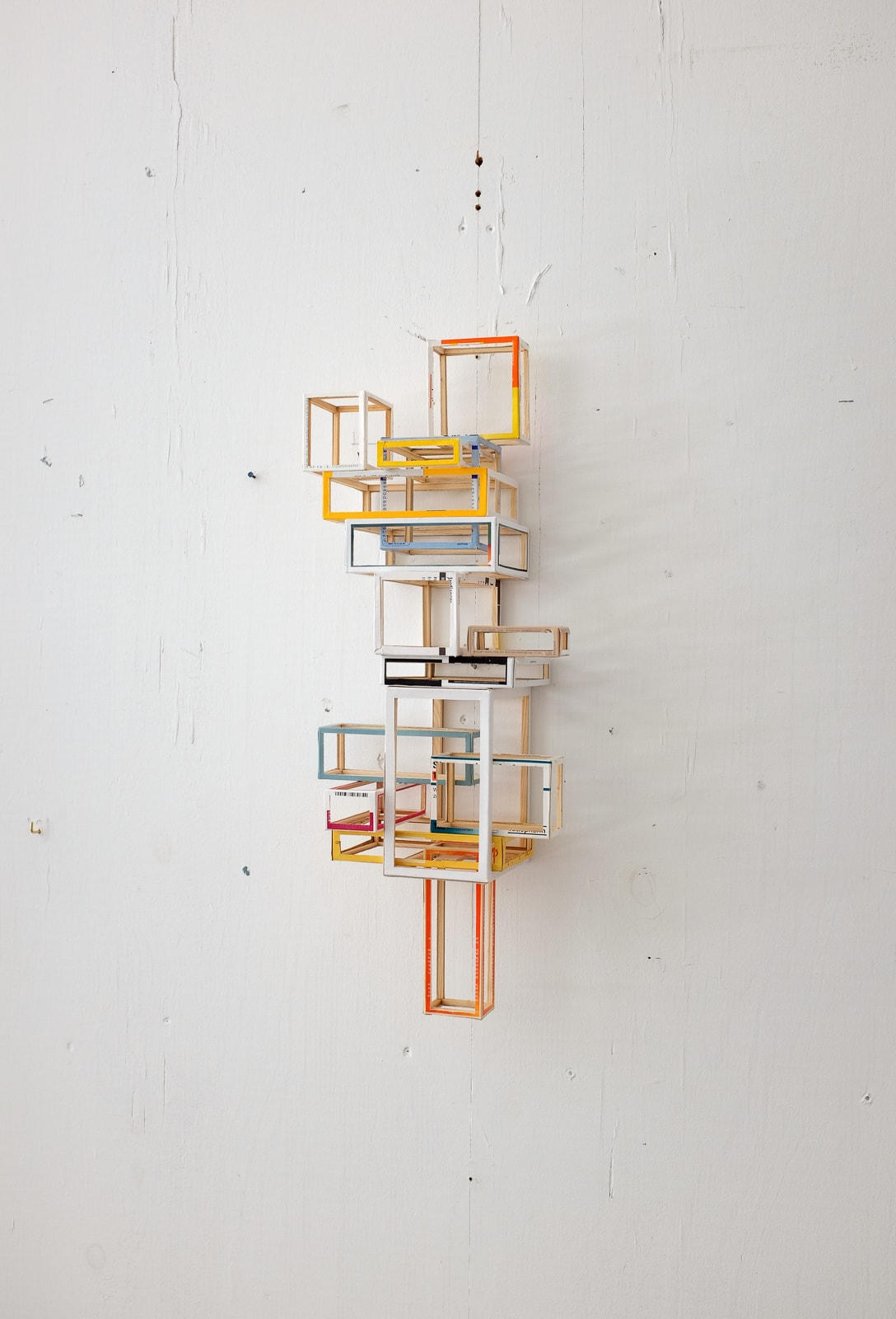 Mein konstruktiver Alltag (House of Pain and Color 2.10.22), 2022, cardboard, wood, H 53 x W 21 x D 12 cm, photo Lieber