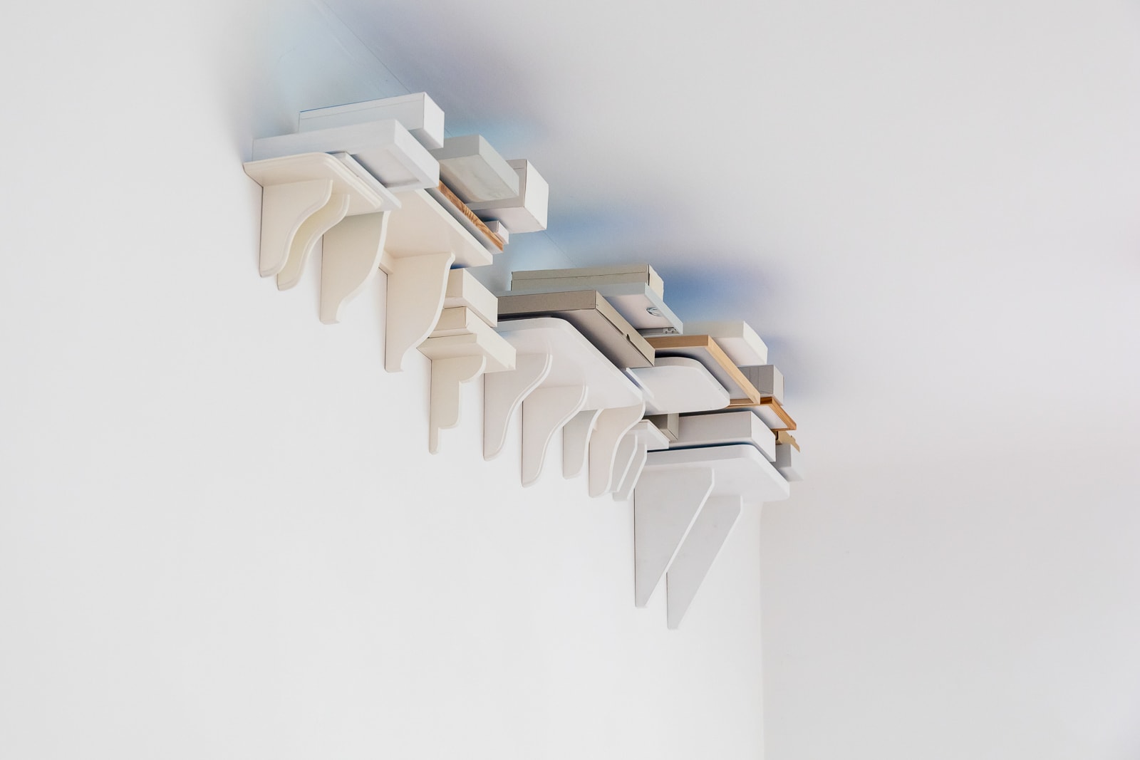 In the distance the shelves rode three shadows of blue, 2021, wood, frames, cardboard, color, multi-part, various dimensions, photo Dirk Wüstenhagen