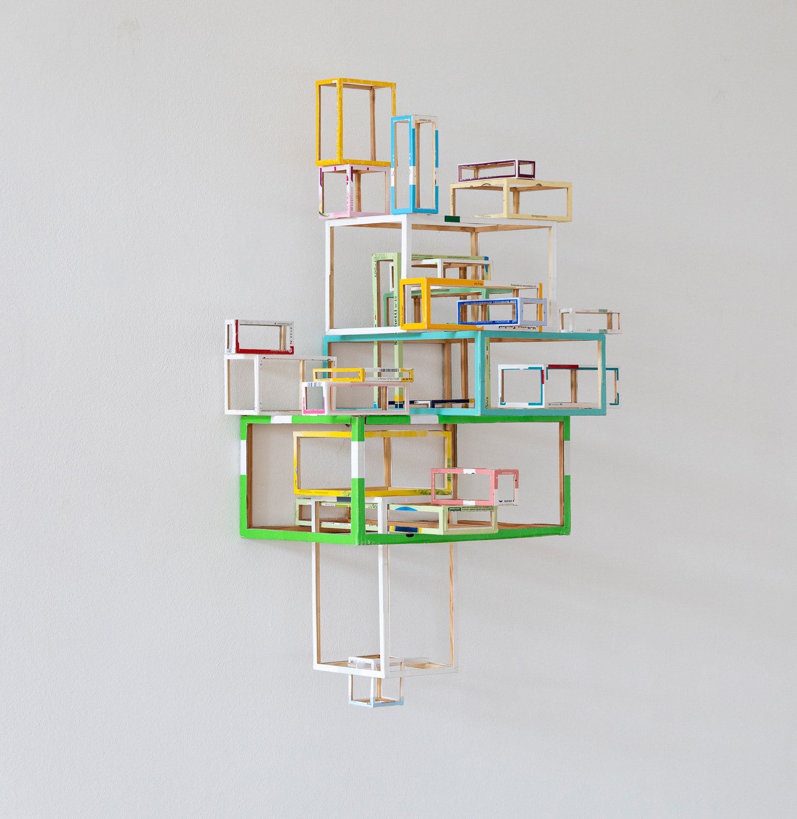 Mein konstruktiver Alltag (SERVIZIO CLIENTE 06.10.20), 2020, cardboard, wood, H 73 x W 42 x D 33 cm, photo Dirk Wüstenhagen