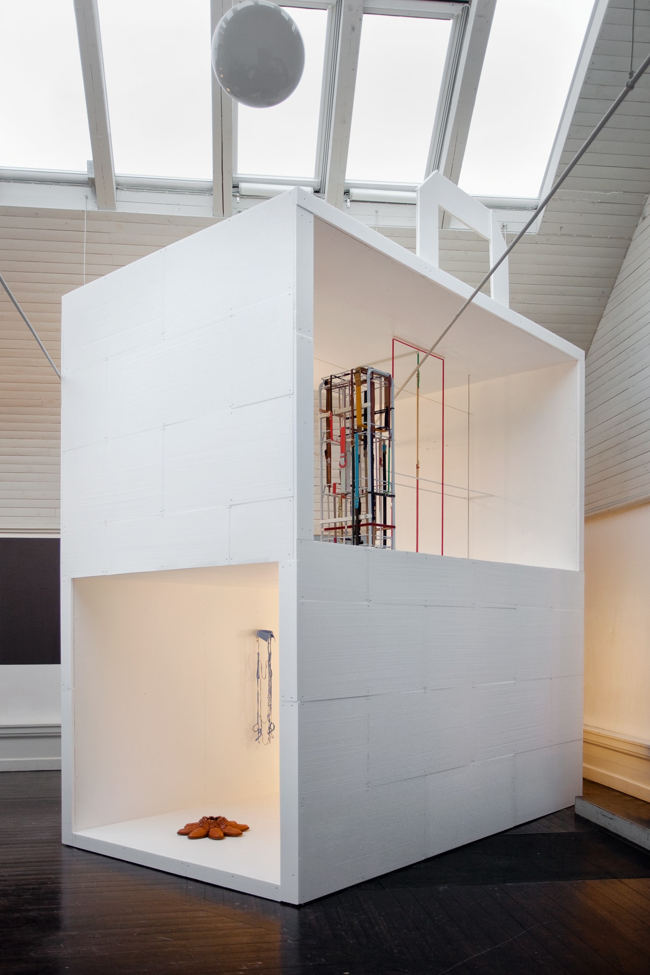 Carry On, 2011, wood, styrofoam, sculptures, H 420 x W 360 x D 220 cm, photo Jeppesen